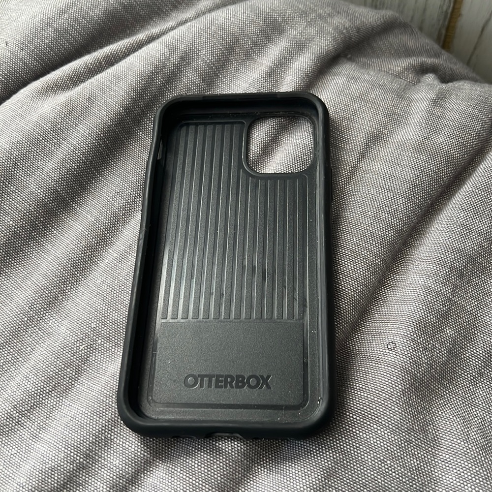 iPhone 11 Pro Otterbox symmetry case